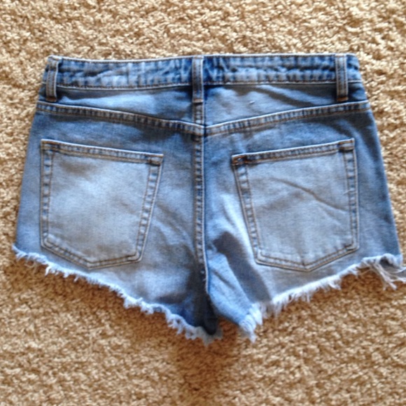 Destroyed/Distressed high waisted jean shorts - Picture 2 of 2